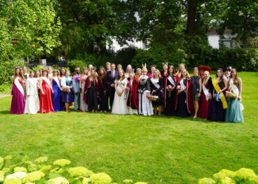 👑 Heidekönigin Ida und Hofdame Leonie zu Besuch in der Niedersächsischen Staatskanzlei
